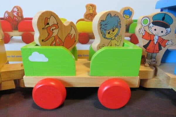 Holzeisenbahn mit lustigen Figuren 3