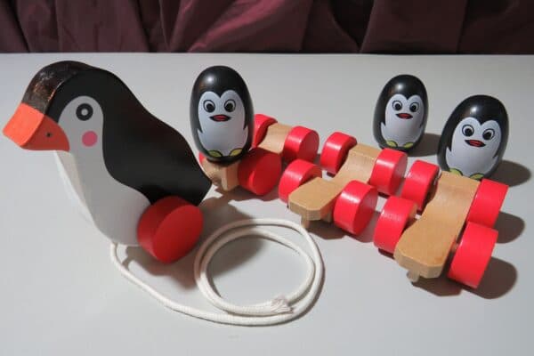 Ziehspielzeug Pinguinfamilie 4